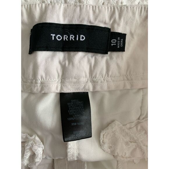 Torrid White Eyelet Shorts Size 10 Mid Length - Picture 7 of 7
